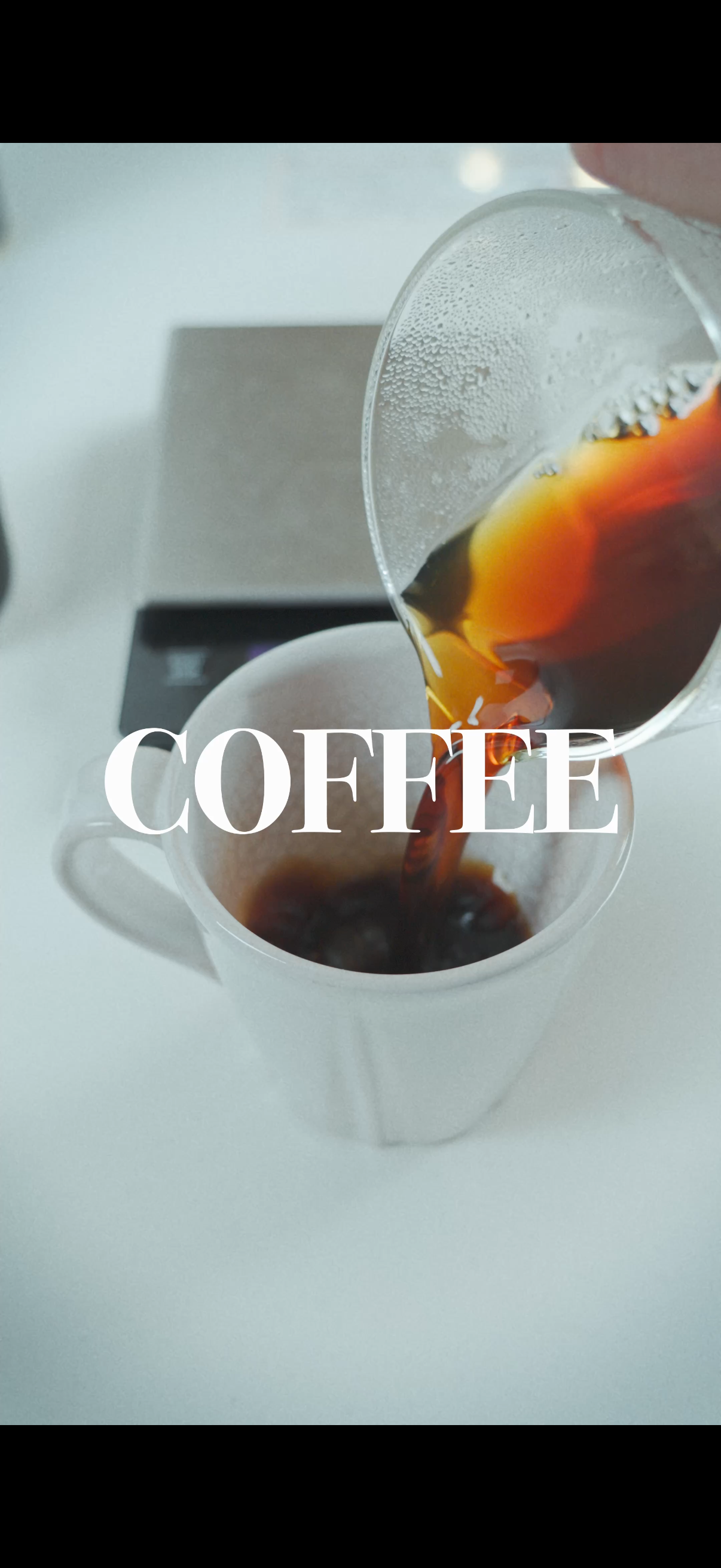 コーヒーを注ぐ映像